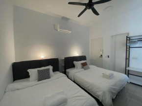 Bukit Indah - Room with Private Bathroom 1-4Pax